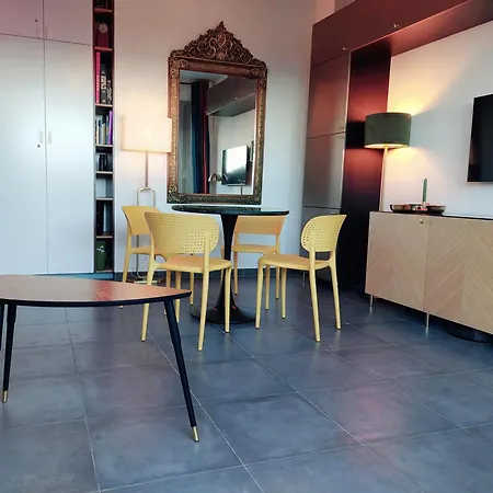 Grand Avec Terrasse A 20 M De La